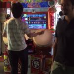 【動画】【投稿】太鼓の達人をみてきた。 外人もびっくり!! Amazing Japanese fucking boy playing game!!